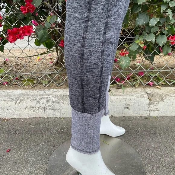 ALO  YOGA TWO PC SET SIZE LARGE TOP AND LEGGINGS - Picture 15 of 16